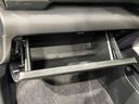 助手席前のグローブＢＯＸ等々すぐに出してしまえる便利な収納スペースが備わっています♪
