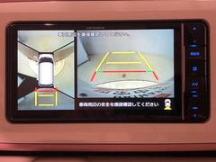 駐車場や狭い路地などでも障害物が確認しやすく、真上からの目線でクルマの周囲が確認できて安心♪ 4