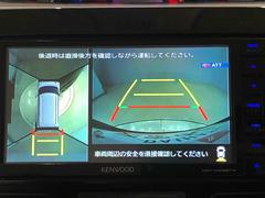 駐車場や狭い路地などでも障害物が確認しやすく、真上からの目線でクルマの周囲が確認できて安心♪ 6