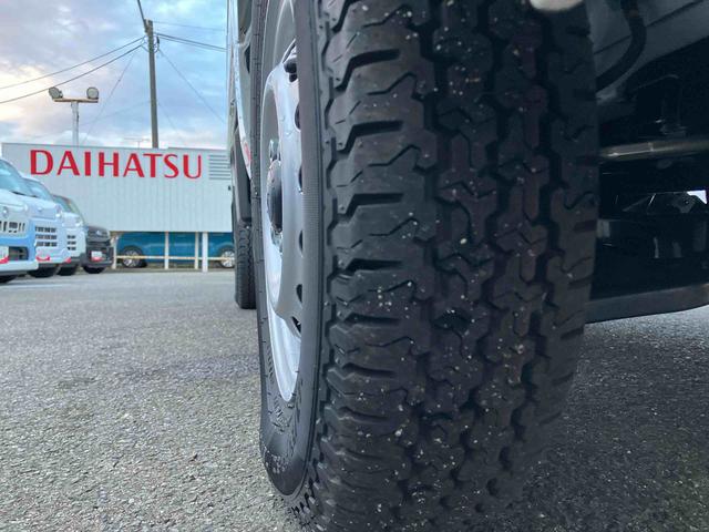 ハイゼットトラック スタンダード　農用スペシャル　４ＷＤ　ＣＶＴ　６６０ｃｃ　衝突被害軽減ブレーキ　横滑り防止装置　ＡＢＳ　アイドリングストップ　マニュアルエアコン　パワーステアリング　運転席・助手席エアバッグ　荷台作業灯　届出済未使用車（64枚目）