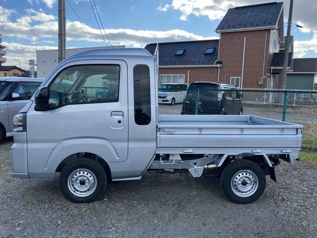 ハイゼットトラック ジャンボエクストラ　４ＷＤ　ＣＶＴ　６６０ｃｃ　衝突被害軽減ブレーキ　横滑り防止装置　ＡＢＳ　アイドリングストップ　プッシュボタンスタート　マニュアルエアコン　パワーステアリング　前席パワーウィンドウ　届出済未使用車（9枚目）