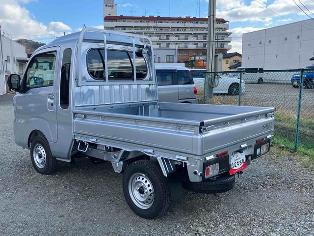 ハイゼットトラック ジャンボエクストラ　４ＷＤ　ＣＶＴ　６６０ｃｃ　衝突被害軽減ブレーキ　横滑り防止装置　ＡＢＳ　アイドリングストップ　プッシュボタンスタート　マニュアルエアコン　パワーステアリング　前席パワーウィンドウ　届出済未使用車（10枚目）