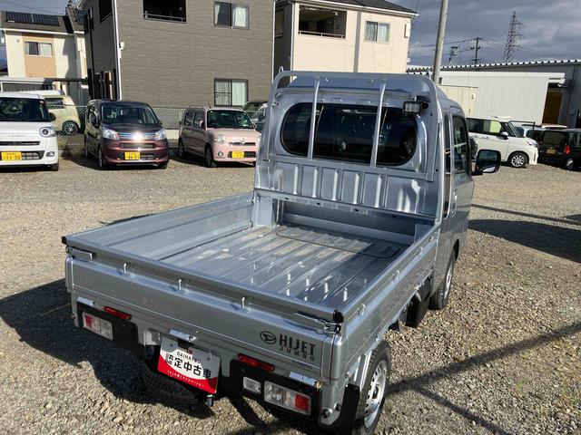 ハイゼットトラック ジャンボエクストラ　４ＷＤ　ＣＶＴ　６６０ｃｃ　衝突被害軽減ブレーキ　横滑り防止装置　ＡＢＳ　アイドリングストップ　プッシュボタンスタート　マニュアルエアコン　パワーステアリング　前席パワーウィンドウ　届出済未使用車（24枚目）