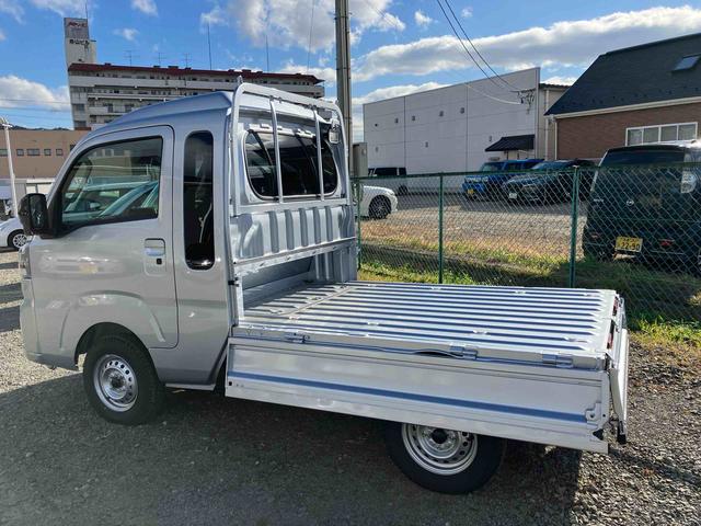 ハイゼットトラック ジャンボエクストラ　４ＷＤ　ＣＶＴ　６６０ｃｃ　衝突被害軽減ブレーキ　横滑り防止装置　ＡＢＳ　アイドリングストップ　プッシュボタンスタート　マニュアルエアコン　パワーステアリング　前席パワーウィンドウ　届出済未使用車（30枚目）