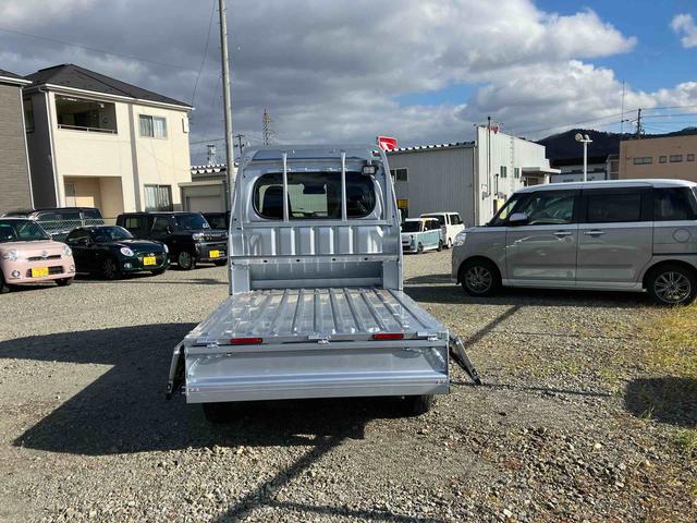 ハイゼットトラック ジャンボエクストラ　４ＷＤ　ＣＶＴ　６６０ｃｃ　衝突被害軽減ブレーキ　横滑り防止装置　ＡＢＳ　アイドリングストップ　プッシュボタンスタート　マニュアルエアコン　パワーステアリング　前席パワーウィンドウ　届出済未使用車（31枚目）