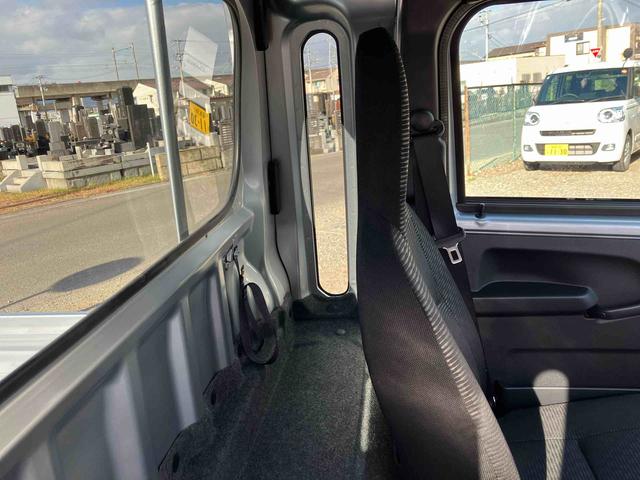 ハイゼットトラック ジャンボエクストラ　４ＷＤ　ＣＶＴ　６６０ｃｃ　衝突被害軽減ブレーキ　横滑り防止装置　ＡＢＳ　アイドリングストップ　プッシュボタンスタート　マニュアルエアコン　パワーステアリング　前席パワーウィンドウ　届出済未使用車（71枚目）