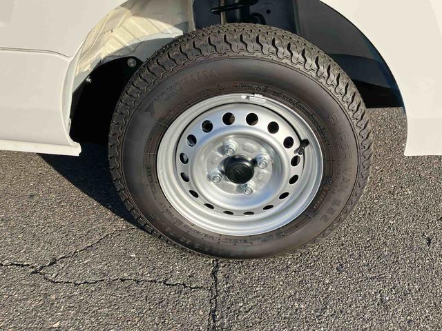 ハイゼットトラック スタンダード　４ＷＤ　５速マニュアル　衝突被害軽減ブレーキ　横滑り防止装置　ＡＢＳ　運転席・助手席エアバッグ　アイドリングストップ　マニュアルエアコン　パワーステアリング　届出済未使用車（12枚目）