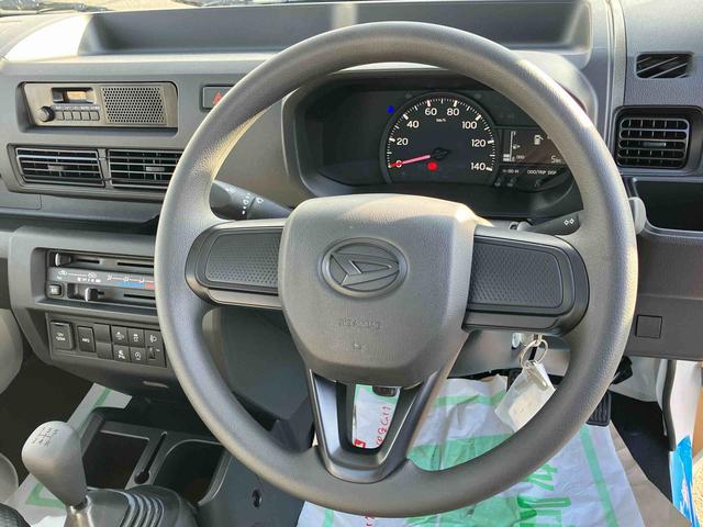 ハイゼットトラック スタンダード　４ＷＤ　５速マニュアル　衝突被害軽減ブレーキ　横滑り防止装置　ＡＢＳ　運転席・助手席エアバッグ　アイドリングストップ　マニュアルエアコン　パワーステアリング　届出済未使用車（32枚目）