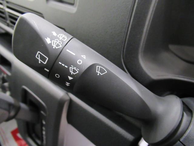 ハイゼットカーゴ デラックス　４ＷＤ　ＡＭ／ＦＭラジオ　両側スライドドア　オートライト　キーレスエントリー　アイドリングストップ　衝突被害軽減システム　レーンアシスト　オートマチックハイビーム　ティーゼットデオプラス（17枚目）