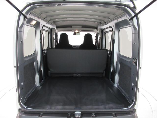 ハイゼットカーゴ デラックス　４ＷＤ　ＡＭ／ＦＭラジオ　両側スライドドア　オートライト　キーレスエントリー　アイドリングストップ　衝突被害軽減システム　レーンアシスト　オートマチックハイビーム　ティーゼットデオプラス（34枚目）