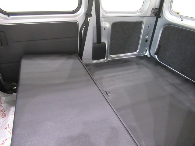ハイゼットカーゴ デラックス　４ＷＤ　ＡＭ／ＦＭラジオ　両側スライドドア　オートライト　キーレスエントリー　アイドリングストップ　衝突被害軽減システム　レーンアシスト　オートマチックハイビーム　ティーゼットデオプラス（36枚目）