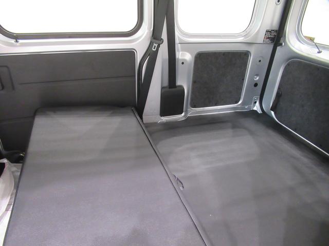 ハイゼットカーゴ デラックス　ＡＭ／ＦＭラジオ　両側スライドドア　キーレスエントリー　アイドリングストップ　衝突被害軽減システム　レーンアシスト　オートマチックハイビーム　ティーゼットデオプラス（35枚目）