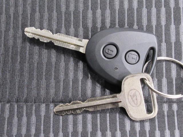 ハイゼットカーゴ デラックス　ＡＭ／ＦＭラジオ　両側スライドドア　キーレスエントリー　アイドリングストップ　衝突被害軽減システム　レーンアシスト　オートマチックハイビーム　ティーゼットデオプラス（45枚目）