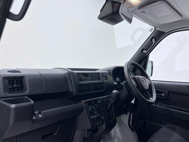 ハイゼットカーゴ デラックス　ＡＭ／ＦＭラジオ　両側スライドドア　オートライト　キーレスエントリー　アイドリングストップ　衝突被害軽減システム　レーンアシスト　オートマチックハイビーム　ティーゼットデオプラス（12枚目）