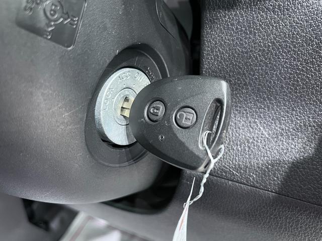ハイゼットカーゴ デラックス　ＡＭ／ＦＭラジオ　両側スライドドア　オートライト　キーレスエントリー　アイドリングストップ　衝突被害軽減システム　レーンアシスト　オートマチックハイビーム　ティーゼットデオプラス（13枚目）