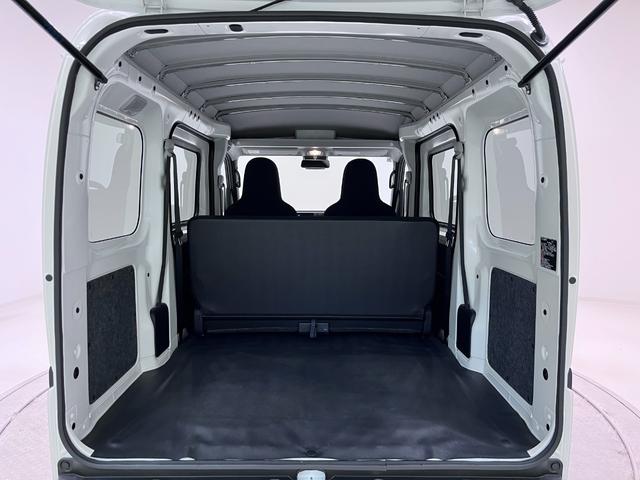 ハイゼットカーゴ デラックス　ＡＭ／ＦＭラジオ　両側スライドドア　オートライト　キーレスエントリー　アイドリングストップ　衝突被害軽減システム　レーンアシスト　オートマチックハイビーム　ティーゼットデオプラス（33枚目）