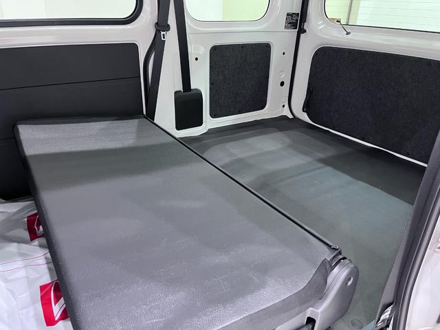 ハイゼットカーゴ デラックス　ＡＭ／ＦＭラジオ　両側スライドドア　オートライト　キーレスエントリー　アイドリングストップ　衝突被害軽減システム　レーンアシスト　オートマチックハイビーム　ティーゼットデオプラス（34枚目）