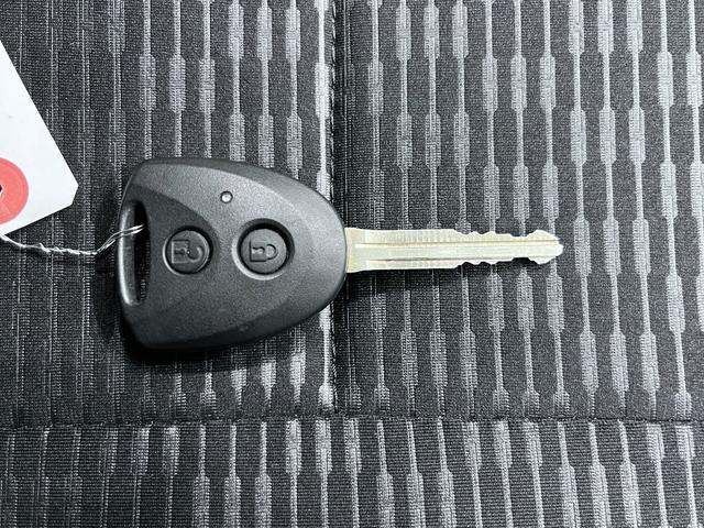 ハイゼットカーゴ デラックス　ＡＭ／ＦＭラジオ　両側スライドドア　オートライト　キーレスエントリー　アイドリングストップ　衝突被害軽減システム　レーンアシスト　オートマチックハイビーム　ティーゼットデオプラス（43枚目）