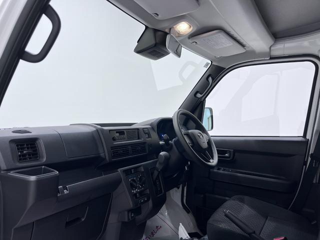 ハイゼットカーゴ デラックス　４ＷＤ　ＡＭ／ＦＭラジオ　両側スライドドア　オートライト　キーレスエントリー　アイドリングストップ　衝突被害軽減システム　レーンアシスト　オートマチックハイビーム　ティーゼットデオプラス（12枚目）