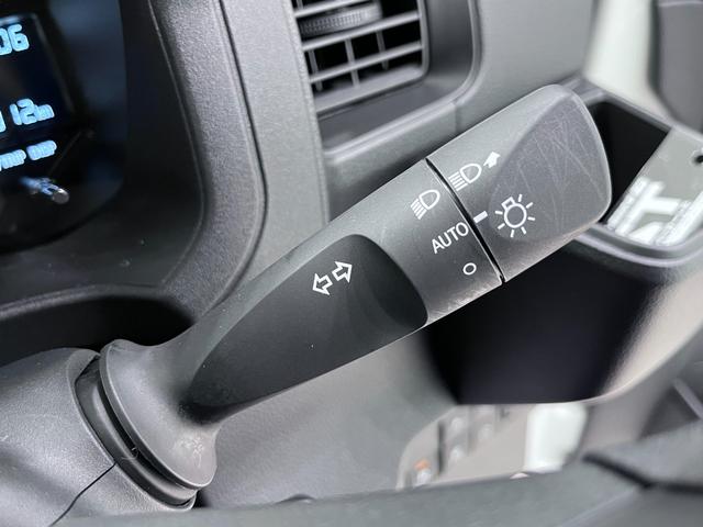 ハイゼットカーゴ デラックス　４ＷＤ　ＡＭ／ＦＭラジオ　両側スライドドア　オートライト　キーレスエントリー　アイドリングストップ　衝突被害軽減システム　レーンアシスト　オートマチックハイビーム　ティーゼットデオプラス（18枚目）