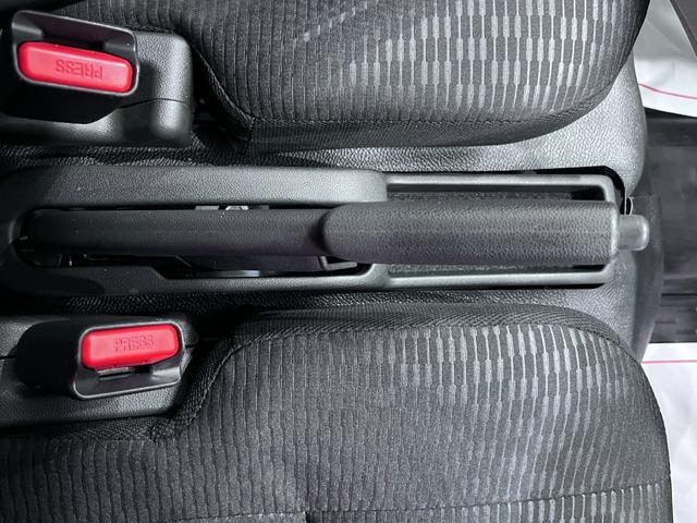 ハイゼットカーゴ デラックス　４ＷＤ　ＡＭ／ＦＭラジオ　両側スライドドア　オートライト　キーレスエントリー　アイドリングストップ　衝突被害軽減システム　レーンアシスト　オートマチックハイビーム　ティーゼットデオプラス（21枚目）