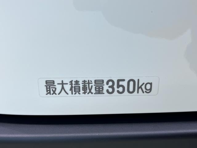 ハイゼットカーゴ デラックス　４ＷＤ　ＡＭ／ＦＭラジオ　両側スライドドア　オートライト　キーレスエントリー　アイドリングストップ　衝突被害軽減システム　レーンアシスト　オートマチックハイビーム　ティーゼットデオプラス（32枚目）