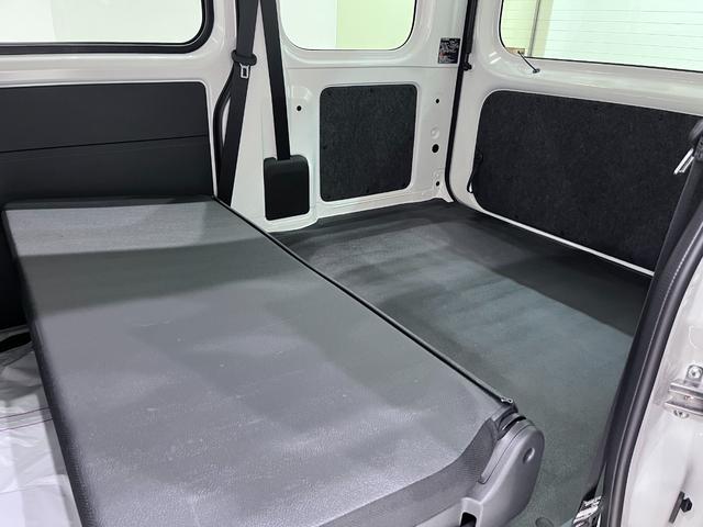 ハイゼットカーゴ デラックス　４ＷＤ　ＡＭ／ＦＭラジオ　両側スライドドア　オートライト　キーレスエントリー　アイドリングストップ　衝突被害軽減システム　レーンアシスト　オートマチックハイビーム　ティーゼットデオプラス（34枚目）