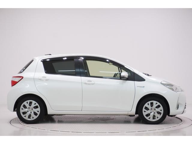 ヴィッツ ハイブリッドＵ　シートヒーター　オートライト　キーフリー　電動格納式ドアミラー　エアコン　パワーステアリング　パワーウィンドウ　運転席エアバッグ　ＡＢＳ　ティーゼットデオプラス（5枚目）