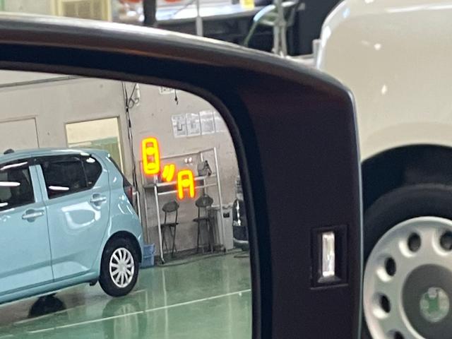 ブラインドスポットモニター。車両後方の死角領域を感知する安全装置で、ドアミラーに設置したインジケーターが点灯、または点滅とブザー音で危険を知らせてくれます。