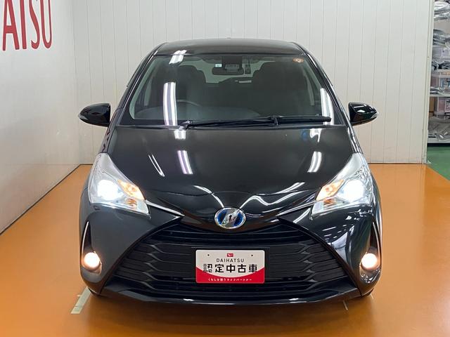 ヴィッツ ハイブリッドＦ　ハイブリッド車　Ｂカメラ　安全運転支援システム　ＥＴＣ　ドラレコ　運転席シートヒーター　ステアリングスイッチ　オートエアコン　Ｐスタート　エコモード　オートハイビーム　電動格納ミラー　キーフリー（4枚目）