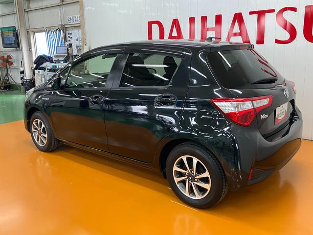 ヴィッツ ハイブリッドＦ　ハイブリッド車　Ｂカメラ　安全運転支援システム　ＥＴＣ　ドラレコ　運転席シートヒーター　ステアリングスイッチ　オートエアコン　Ｐスタート　エコモード　オートハイビーム　電動格納ミラー　キーフリー（6枚目）