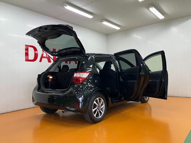 ヴィッツ ハイブリッドＦ　ハイブリッド車　Ｂカメラ　安全運転支援システム　ＥＴＣ　ドラレコ　運転席シートヒーター　ステアリングスイッチ　オートエアコン　Ｐスタート　エコモード　オートハイビーム　電動格納ミラー　キーフリー（9枚目）