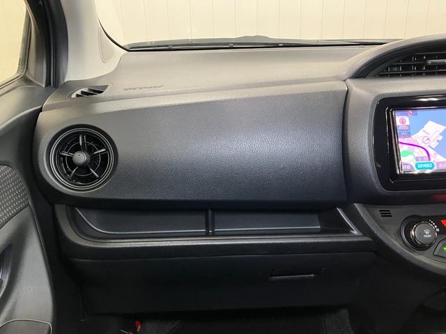 ヴィッツ ハイブリッドＦ　ハイブリッド車　Ｂカメラ　安全運転支援システム　ＥＴＣ　ドラレコ　運転席シートヒーター　ステアリングスイッチ　オートエアコン　Ｐスタート　エコモード　オートハイビーム　電動格納ミラー　キーフリー（11枚目）