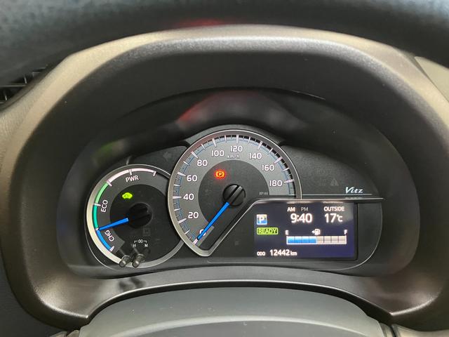 ヴィッツ ハイブリッドＦ　ハイブリッド車　Ｂカメラ　安全運転支援システム　ＥＴＣ　ドラレコ　運転席シートヒーター　ステアリングスイッチ　オートエアコン　Ｐスタート　エコモード　オートハイビーム　電動格納ミラー　キーフリー（14枚目）