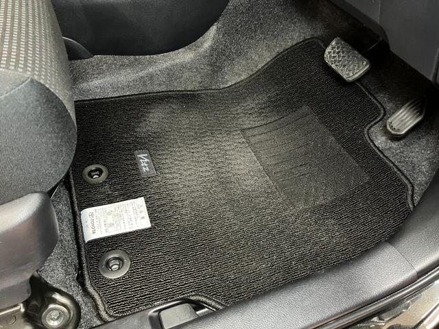 ヴィッツ ハイブリッドＦ　ハイブリッド車　Ｂカメラ　安全運転支援システム　ＥＴＣ　ドラレコ　運転席シートヒーター　ステアリングスイッチ　オートエアコン　Ｐスタート　エコモード　オートハイビーム　電動格納ミラー　キーフリー（24枚目）