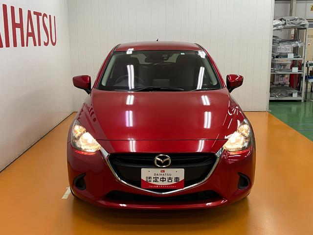 デミオ １３Ｓ　衝突被害軽減ブレーキシステム　ステアリングスイッチ　ＵＳＢ接続端子　アクセサリーソケット　Ｐスタート　ＥＴＣ　光軸調整ダイヤル　横滑り防止装置　電動格納ミラー　キーフリー（4枚目）