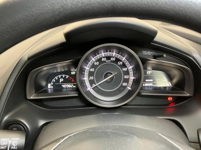 デミオ １３Ｓ　衝突被害軽減ブレーキシステム　ステアリングスイッチ　ＵＳＢ接続端子　アクセサリーソケット　Ｐスタート　ＥＴＣ　光軸調整ダイヤル　横滑り防止装置　電動格納ミラー　キーフリー（14枚目）