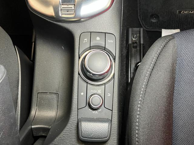 デミオ １３Ｓ　衝突被害軽減ブレーキシステム　ステアリングスイッチ　ＵＳＢ接続端子　アクセサリーソケット　Ｐスタート　ＥＴＣ　光軸調整ダイヤル　横滑り防止装置　電動格納ミラー　キーフリー（19枚目）