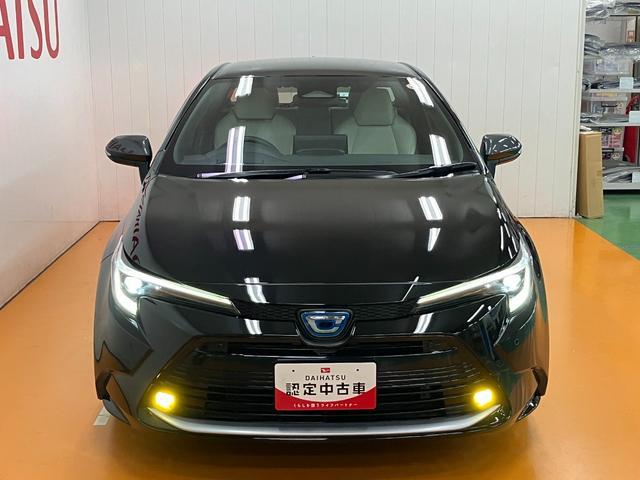 カローラ ハイブリッド　ダブルバイビー　衝突被害軽減ブレーキシステム　レーダークルーズコントロール　ステアリングスイッチ　シートヒーター　電動パーキングブレーキ　ドライブモード切り替えスイッチ　ＳＯＳスイッチ　ＥＴＣ　キーフリー（4枚目）