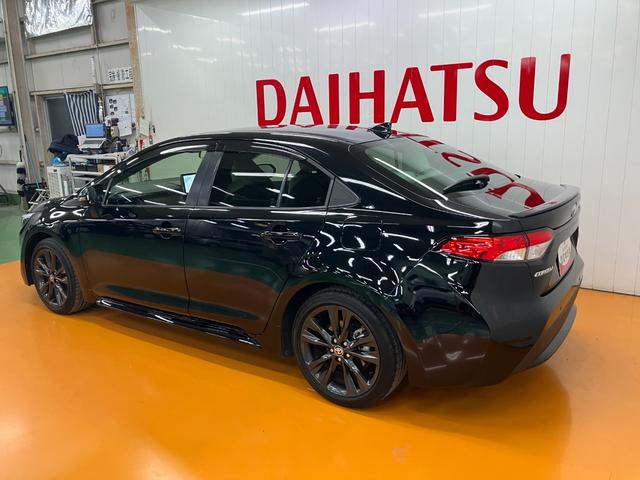 カローラ ハイブリッド　ダブルバイビー　衝突被害軽減ブレーキシステム　レーダークルーズコントロール　ステアリングスイッチ　シートヒーター　電動パーキングブレーキ　ドライブモード切り替えスイッチ　ＳＯＳスイッチ　ＥＴＣ　キーフリー（6枚目）