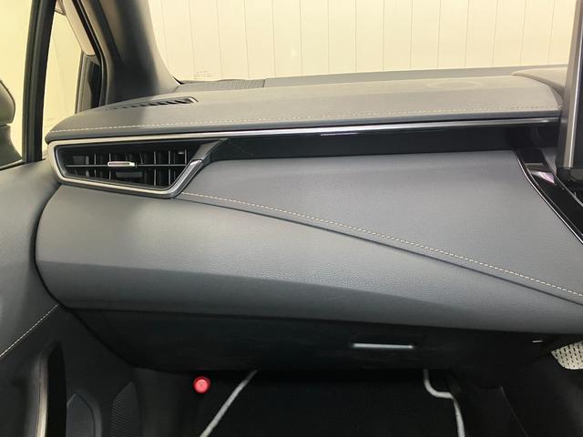 カローラ ハイブリッド　ダブルバイビー　衝突被害軽減ブレーキシステム　レーダークルーズコントロール　ステアリングスイッチ　シートヒーター　電動パーキングブレーキ　ドライブモード切り替えスイッチ　ＳＯＳスイッチ　ＥＴＣ　キーフリー（11枚目）