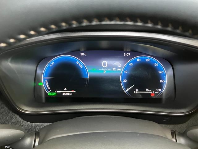 カローラ ハイブリッド　ダブルバイビー　衝突被害軽減ブレーキシステム　レーダークルーズコントロール　ステアリングスイッチ　シートヒーター　電動パーキングブレーキ　ドライブモード切り替えスイッチ　ＳＯＳスイッチ　ＥＴＣ　キーフリー（14枚目）