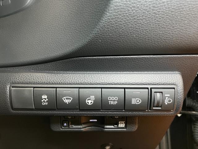 カローラ ハイブリッド　ダブルバイビー　衝突被害軽減ブレーキシステム　レーダークルーズコントロール　ステアリングスイッチ　シートヒーター　電動パーキングブレーキ　ドライブモード切り替えスイッチ　ＳＯＳスイッチ　ＥＴＣ　キーフリー（23枚目）
