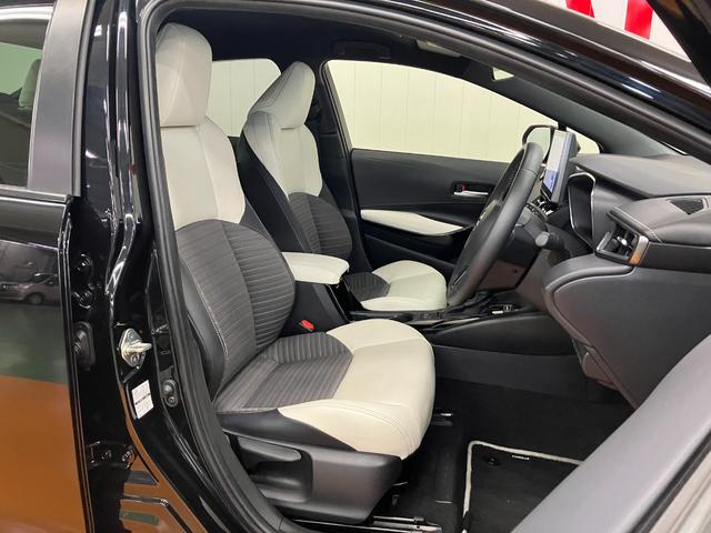 カローラ ハイブリッド　ダブルバイビー　衝突被害軽減ブレーキシステム　レーダークルーズコントロール　ステアリングスイッチ　シートヒーター　電動パーキングブレーキ　ドライブモード切り替えスイッチ　ＳＯＳスイッチ　ＥＴＣ　キーフリー（26枚目）