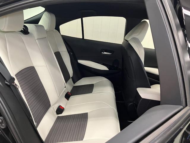 カローラ ハイブリッド　ダブルバイビー　衝突被害軽減ブレーキシステム　レーダークルーズコントロール　ステアリングスイッチ　シートヒーター　電動パーキングブレーキ　ドライブモード切り替えスイッチ　ＳＯＳスイッチ　ＥＴＣ　キーフリー（27枚目）