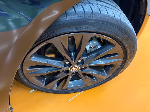 カローラ ハイブリッド　ダブルバイビー　衝突被害軽減ブレーキシステム　レーダークルーズコントロール　ステアリングスイッチ　シートヒーター　電動パーキングブレーキ　ドライブモード切り替えスイッチ　ＳＯＳスイッチ　ＥＴＣ　キーフリー（32枚目）