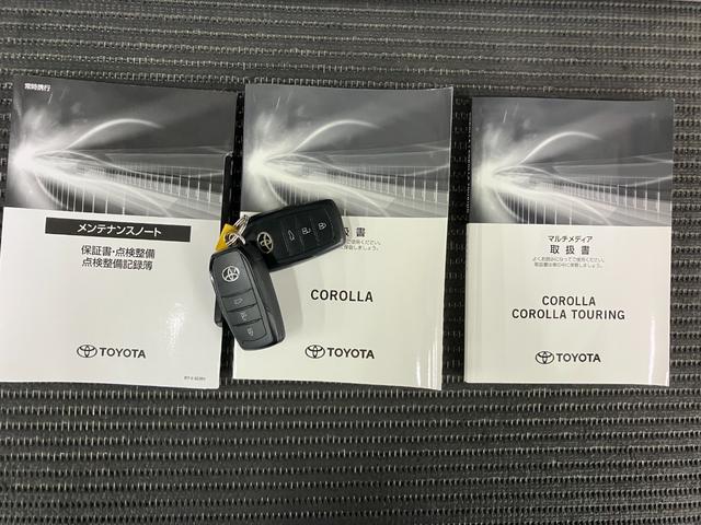 カローラ ハイブリッド　ダブルバイビー　衝突被害軽減ブレーキシステム　レーダークルーズコントロール　ステアリングスイッチ　シートヒーター　電動パーキングブレーキ　ドライブモード切り替えスイッチ　ＳＯＳスイッチ　ＥＴＣ　キーフリー（33枚目）