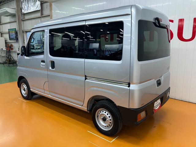 ハイゼットカーゴ ＤＸ　サポカーＳワイド適合　ラジオ　エアコン　アクセサリーソケット　コーナーセンサー　アイドリングストップ　光軸調整ダイヤル　横滑り防止機能　誤発進抑制機能　パワーウインドウ　キーレス（6枚目）