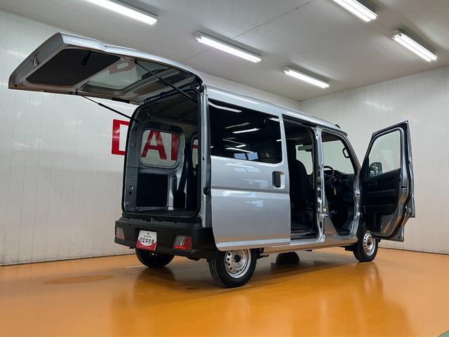 ハイゼットカーゴ ＤＸ　サポカーＳワイド適合　ラジオ　エアコン　アクセサリーソケット　コーナーセンサー　アイドリングストップ　光軸調整ダイヤル　横滑り防止機能　誤発進抑制機能　パワーウインドウ　キーレス（9枚目）