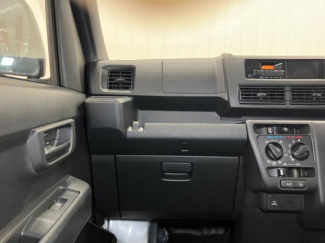 ハイゼットカーゴ ＤＸ　サポカーＳワイド適合　ラジオ　エアコン　アクセサリーソケット　コーナーセンサー　アイドリングストップ　光軸調整ダイヤル　横滑り防止機能　誤発進抑制機能　パワーウインドウ　キーレス（12枚目）